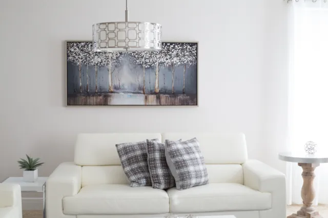 Interior luminos cu mobilier minimalist, folosit ca imagine principală pentru un studio de design.