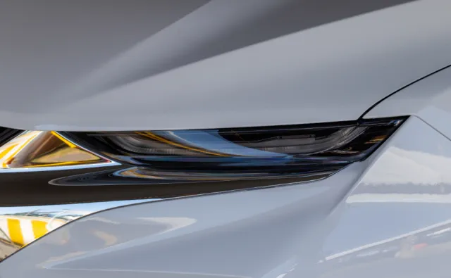 Faruri LED și accesorii auto prezentate într-un concept de magazin online.